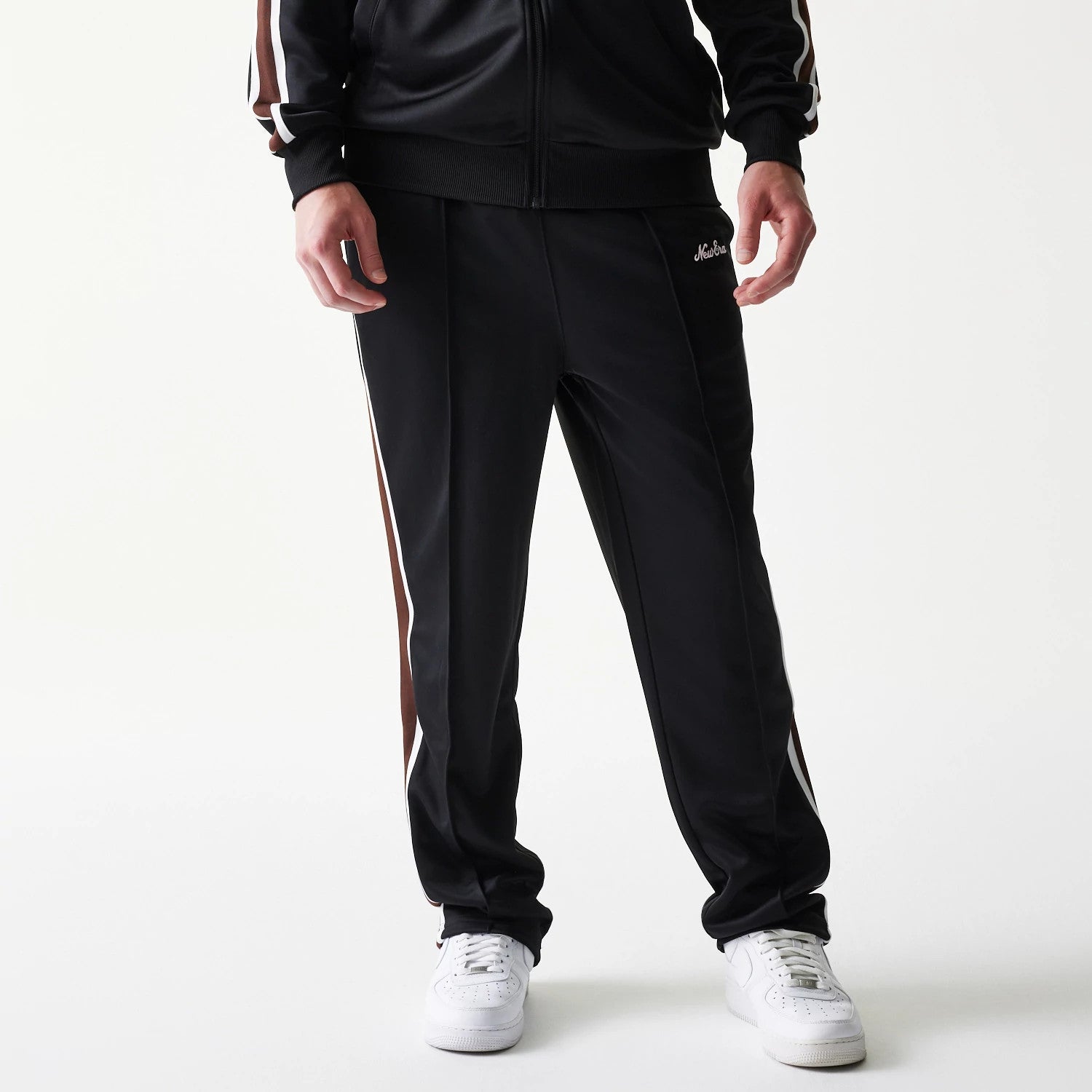 The model is wearing this New Era Script Straight Leg Joggers in black. 3