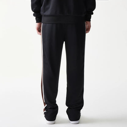 The model is wearing this New Era Script Straight Leg Joggers in black. 2