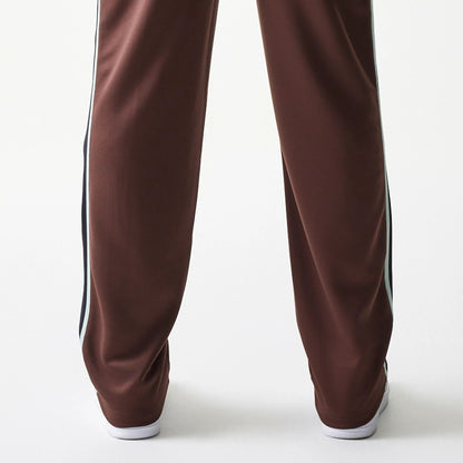 The model is wearing this New Era Script Straight Leg Joggers in brown. 5