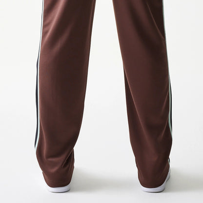 The model is wearing this New Era Script Straight Leg Joggers in brown. 5