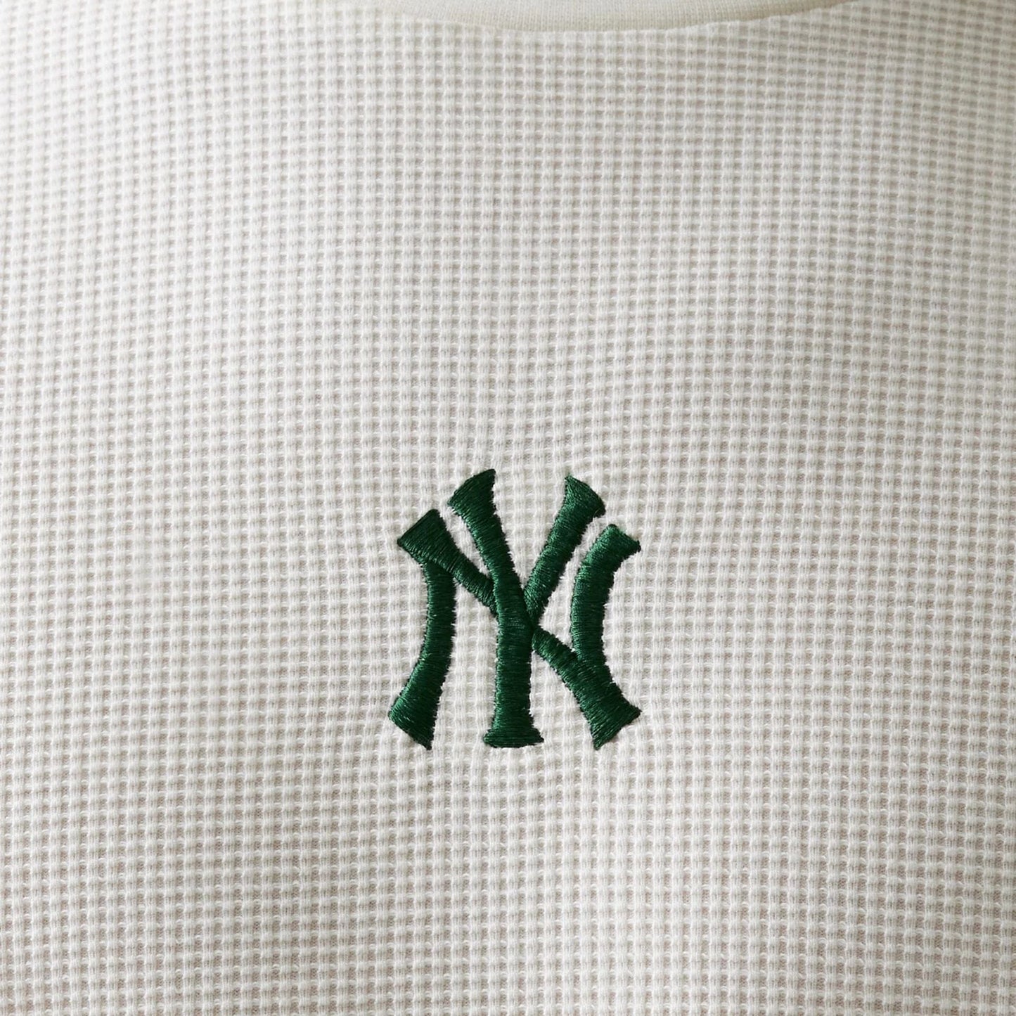 The model is wearing this MLB Waffle New York Yankees Oversized T-Shirt in open white. 6