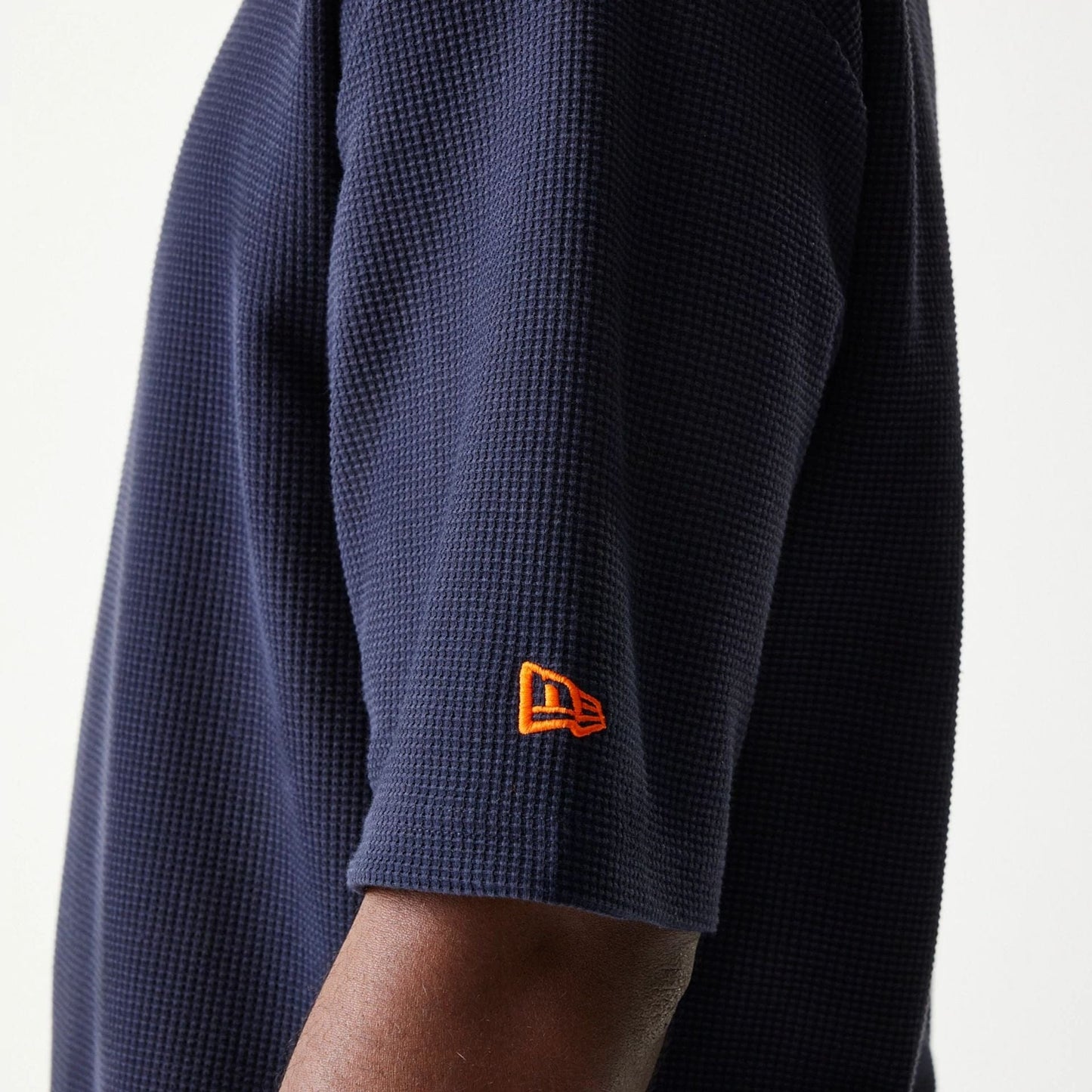 The model is wearing this MLB Waffle New York Mets Oversized T-Shirt in navy. 5