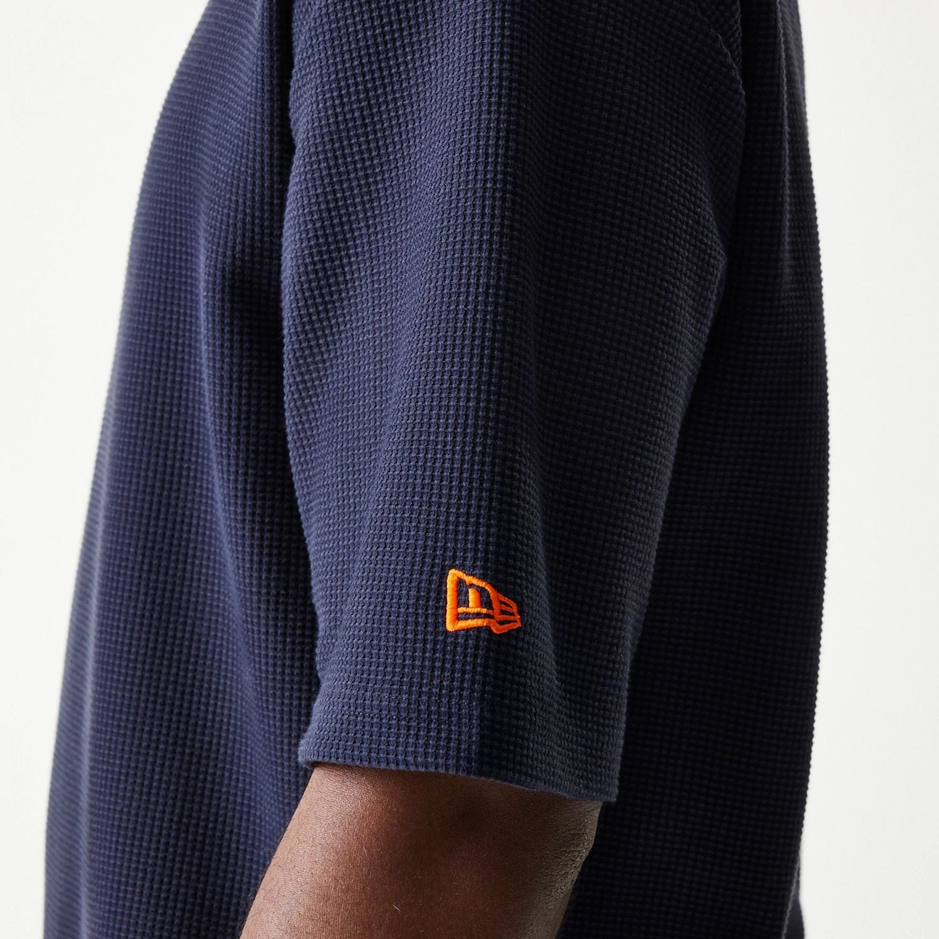 The model is wearing this MLB Waffle New York Mets Oversized T-Shirt in navy. 5