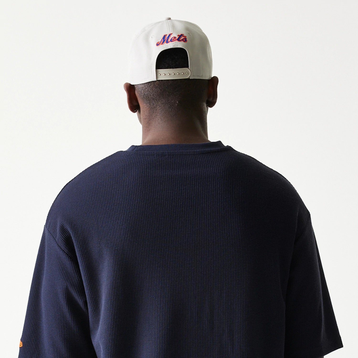 The model is wearing this MLB Waffle New York Mets Oversized T-Shirt in navy. 7