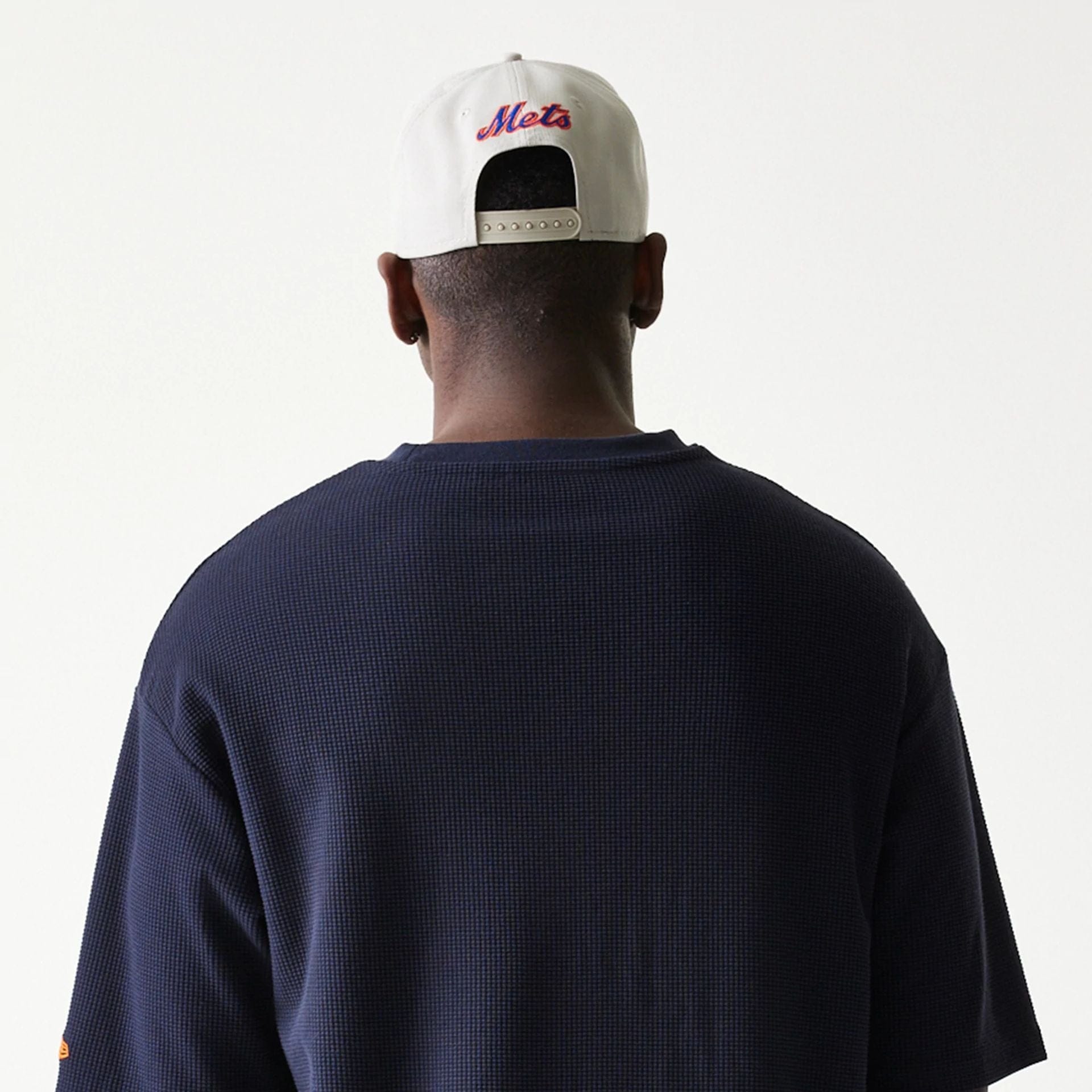 The model is wearing this MLB Waffle New York Mets Oversized T-Shirt in navy. 7
