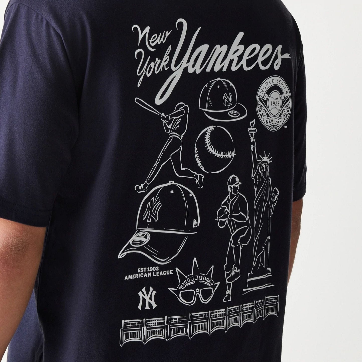 The model is wearing this MLB Baseball Graphic New York Yankees Oversized T-Shirt in navy. 4