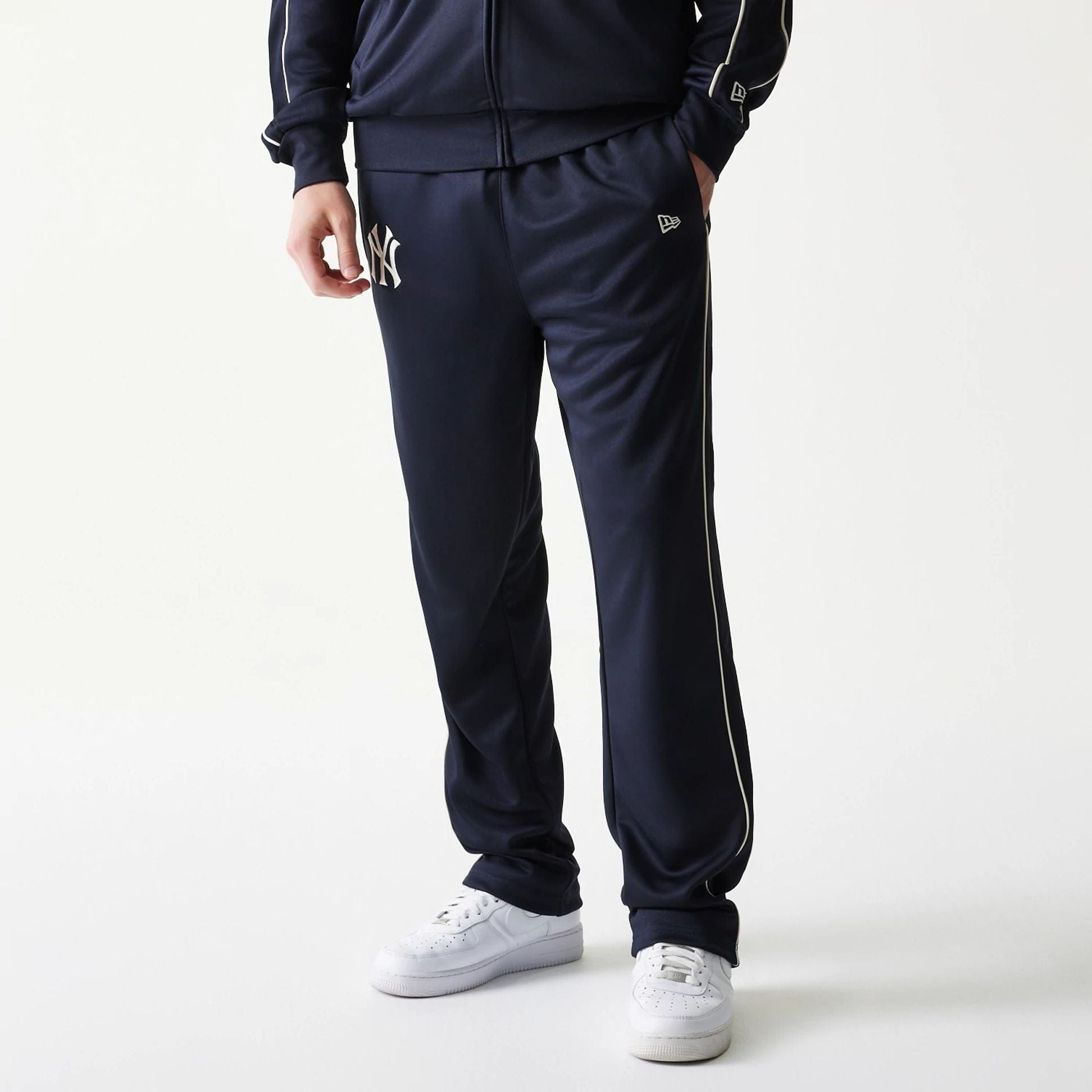 The model is wearing this MLB Piping New York Yankees Straight Leg Joggers in navy. 1