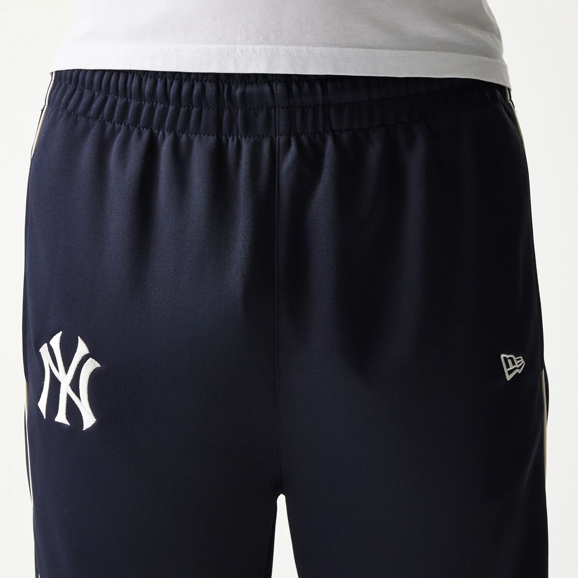The model is wearing this MLB Piping New York Yankees Straight Leg Joggers in navy. 6