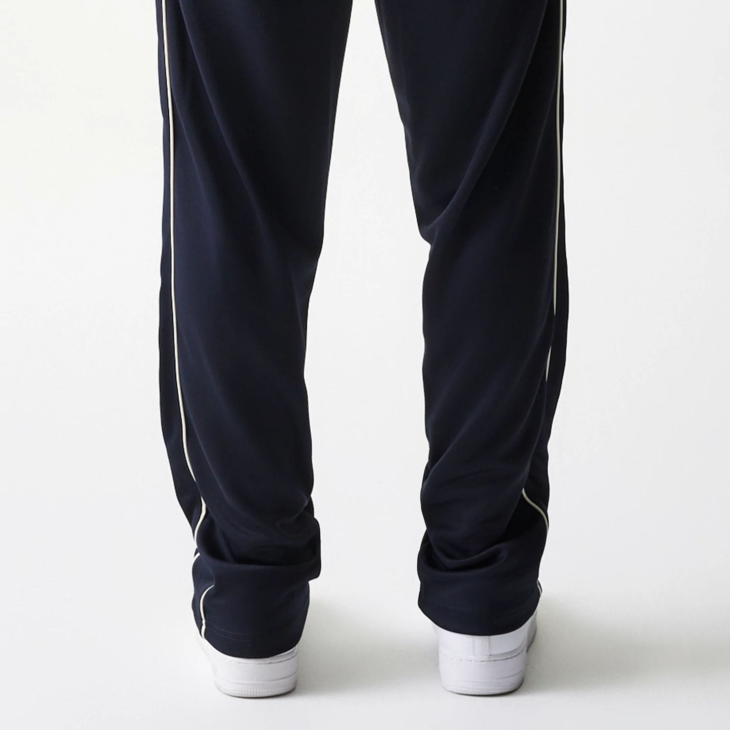 The model is wearing this MLB Piping New York Yankees Straight Leg Joggers in navy. 7