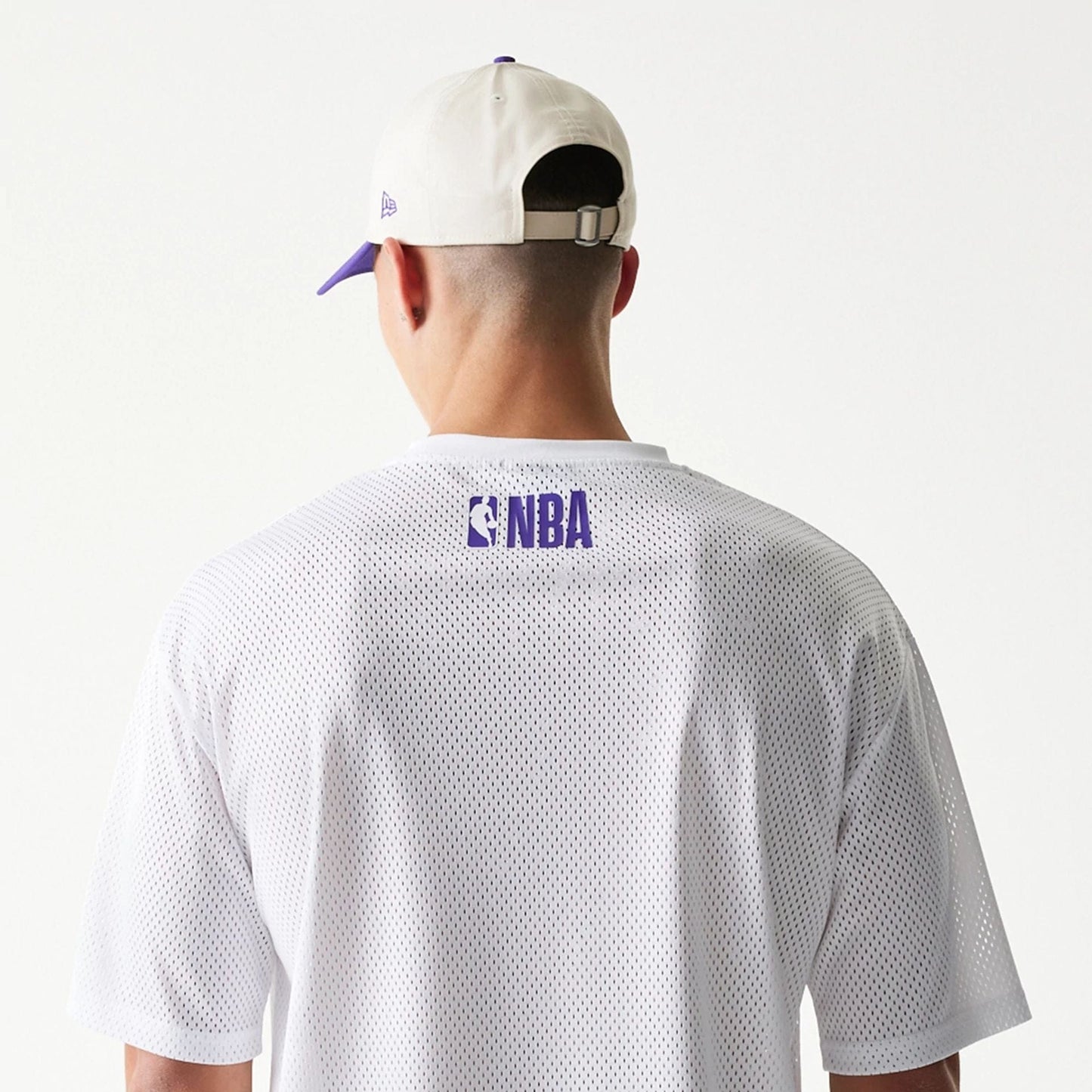 The model is wearing this NBA Graphic Mesh LA Lakers T-Shirt in white. 7