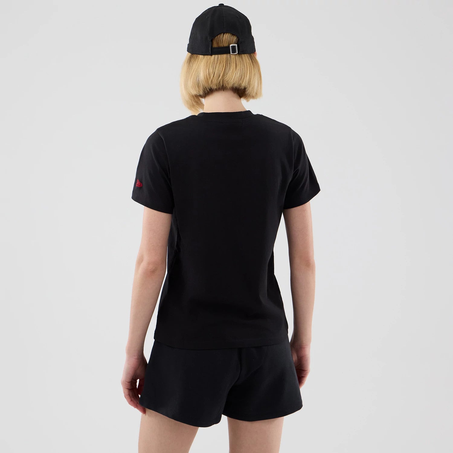 The model is wearing this Womens MLB Infill New York Yankees T-shirt in black. 2