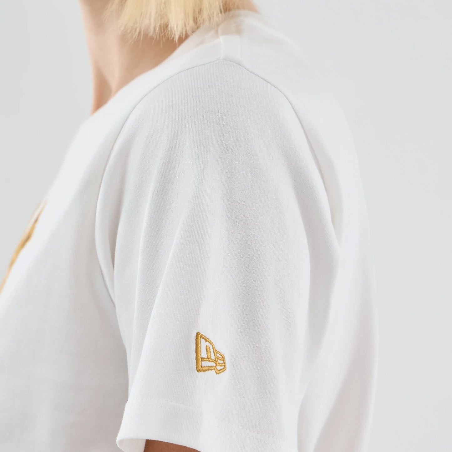 The model is wearing this Womens MLB Infill New York Yankees T-shirt in white. 6