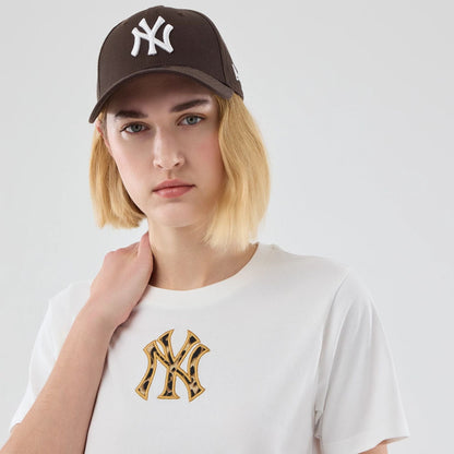 The model is wearing this Womens MLB Infill New York Yankees T-shirt in white. 5