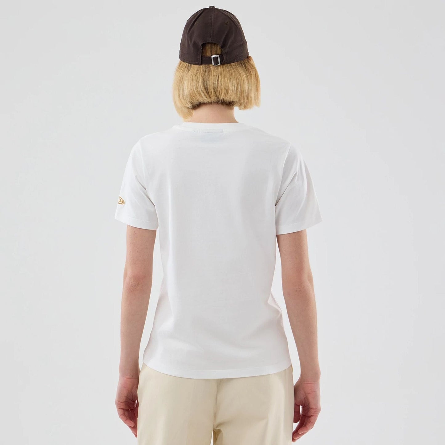 The model is wearing this Womens MLB Infill New York Yankees T-shirt in white. 2