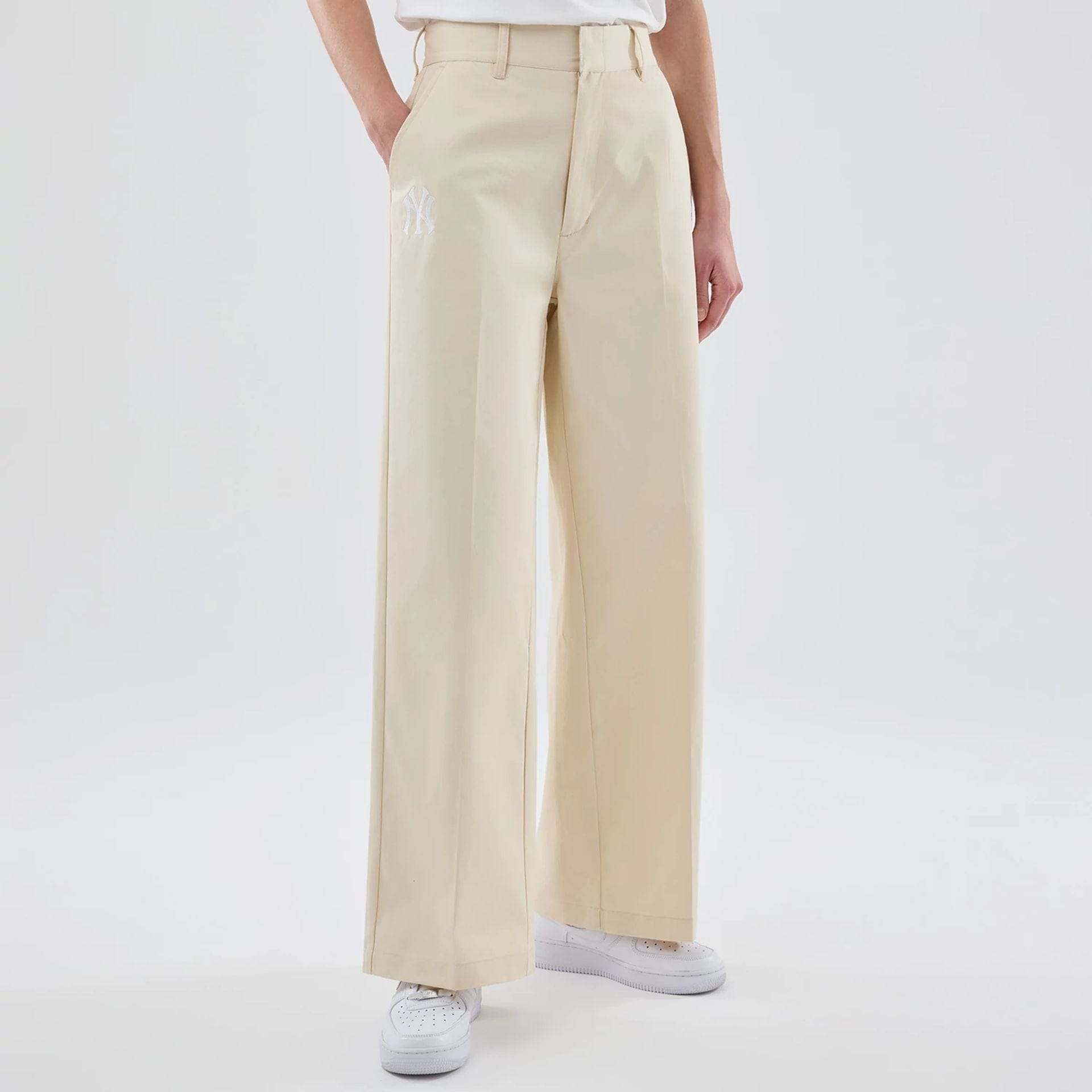 The model is wearing this Womens MLB New York Yankees Chino Trousers in cream. 3