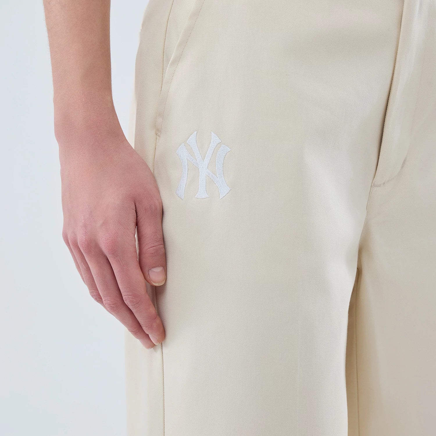 The model is wearing this Womens MLB New York Yankees Chino Trousers in cream. 4