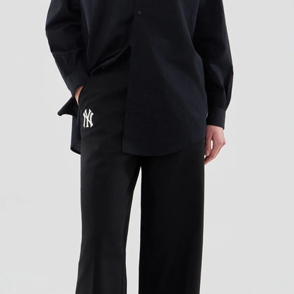 The model is wearing this Womens MLB New York Yankees Chino Trousers in black. 3