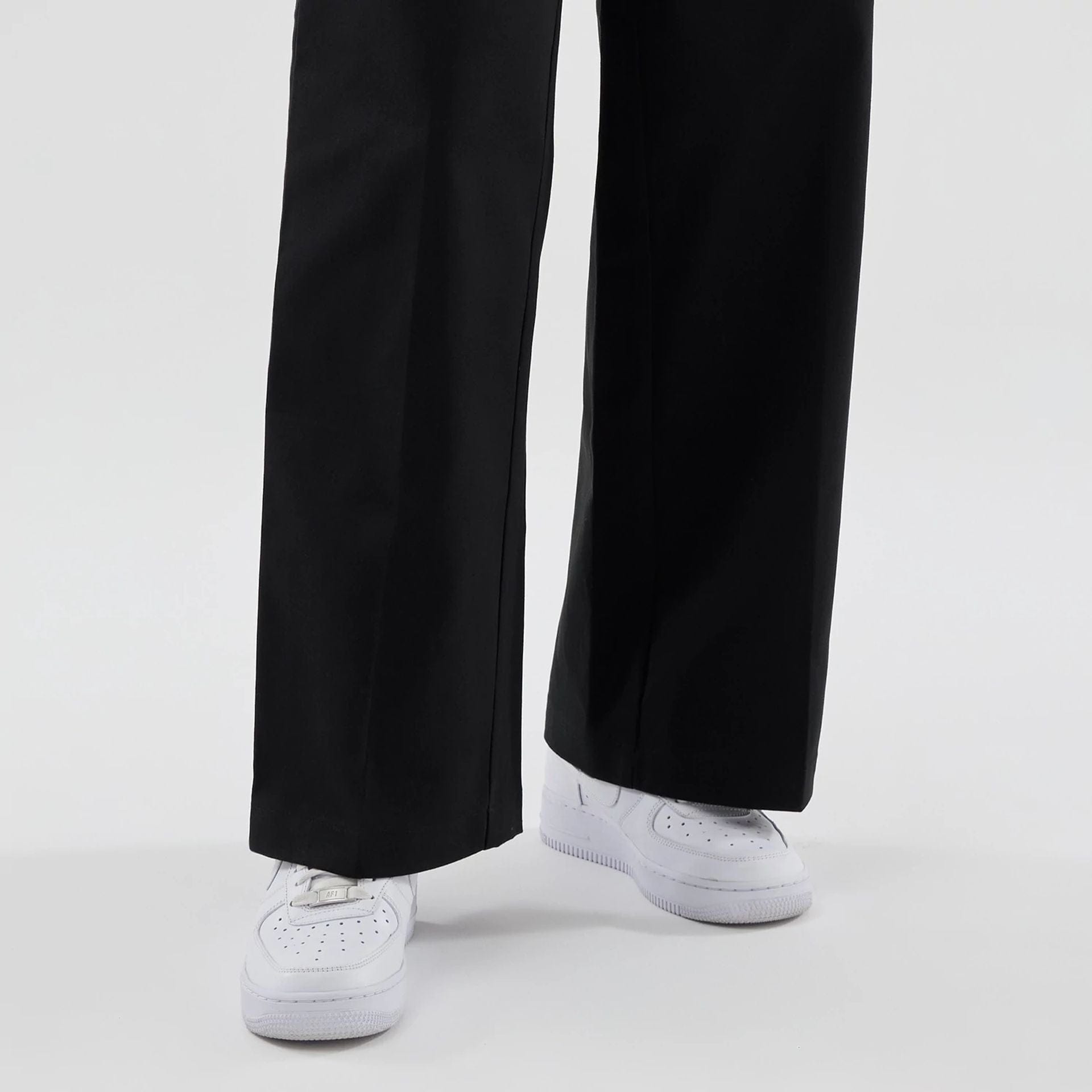 The model is wearing this Womens MLB New York Yankees Chino Trousers in black. 6