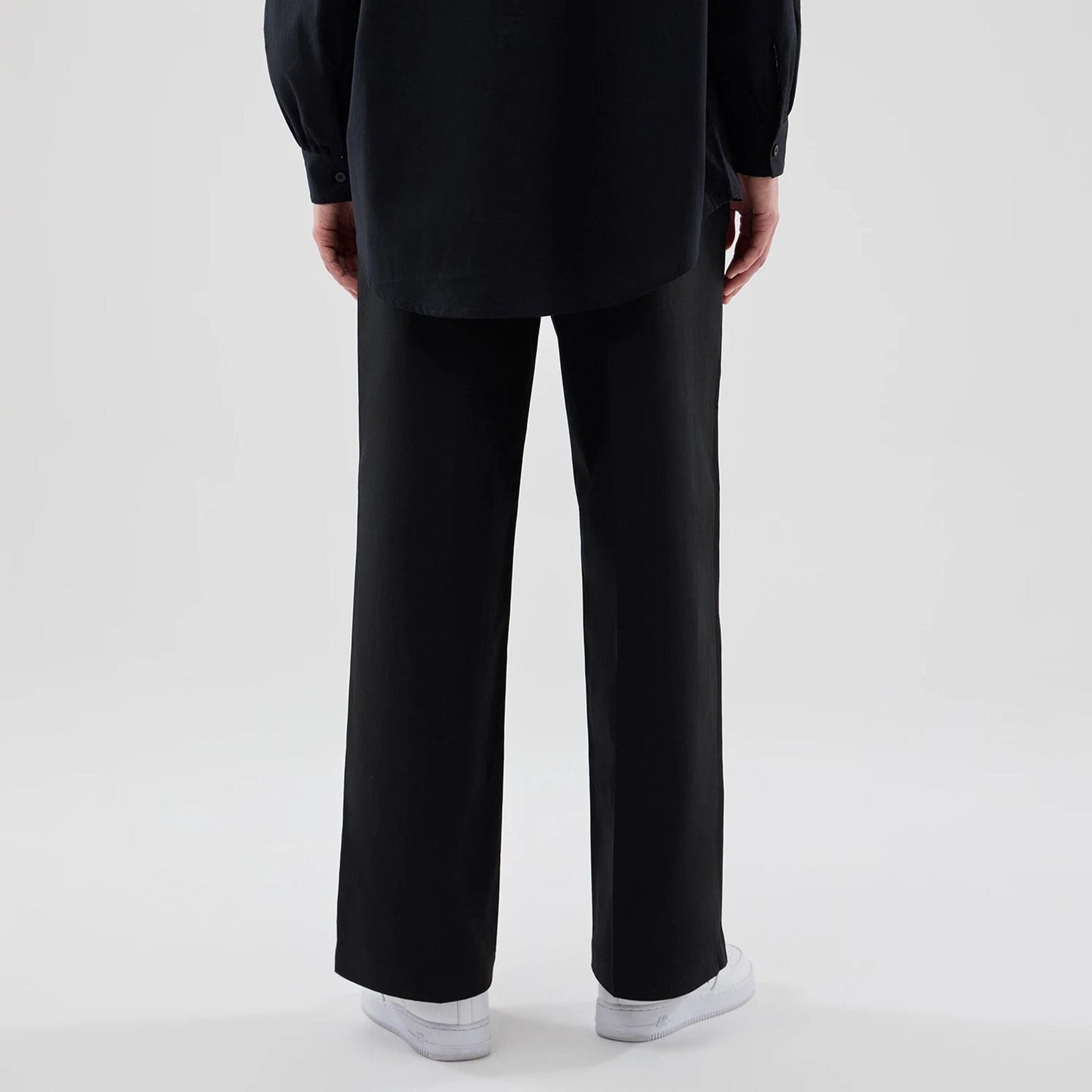 The model is wearing this Womens MLB New York Yankees Chino Trousers in black. 2