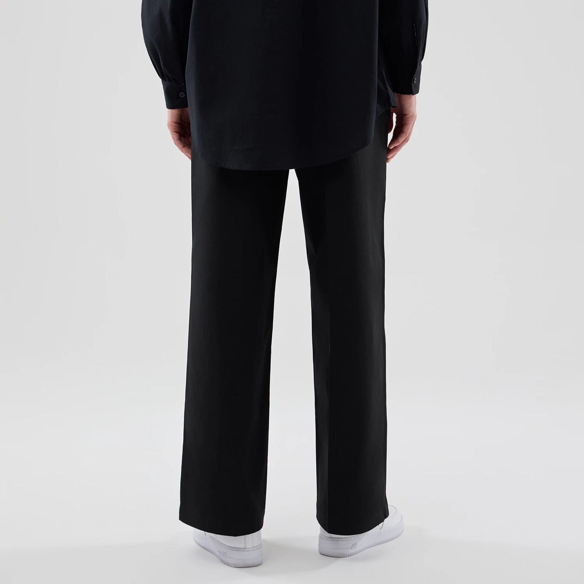 The model is wearing this Womens MLB New York Yankees Chino Trousers in black. 2