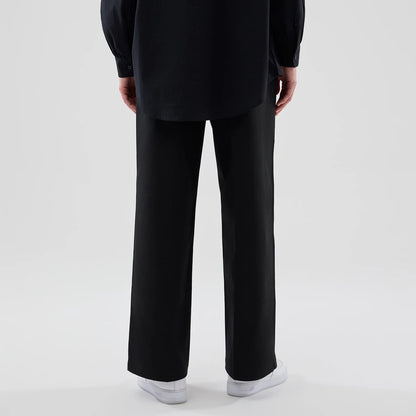 The model is wearing this Womens MLB New York Yankees Chino Trousers in black. 2