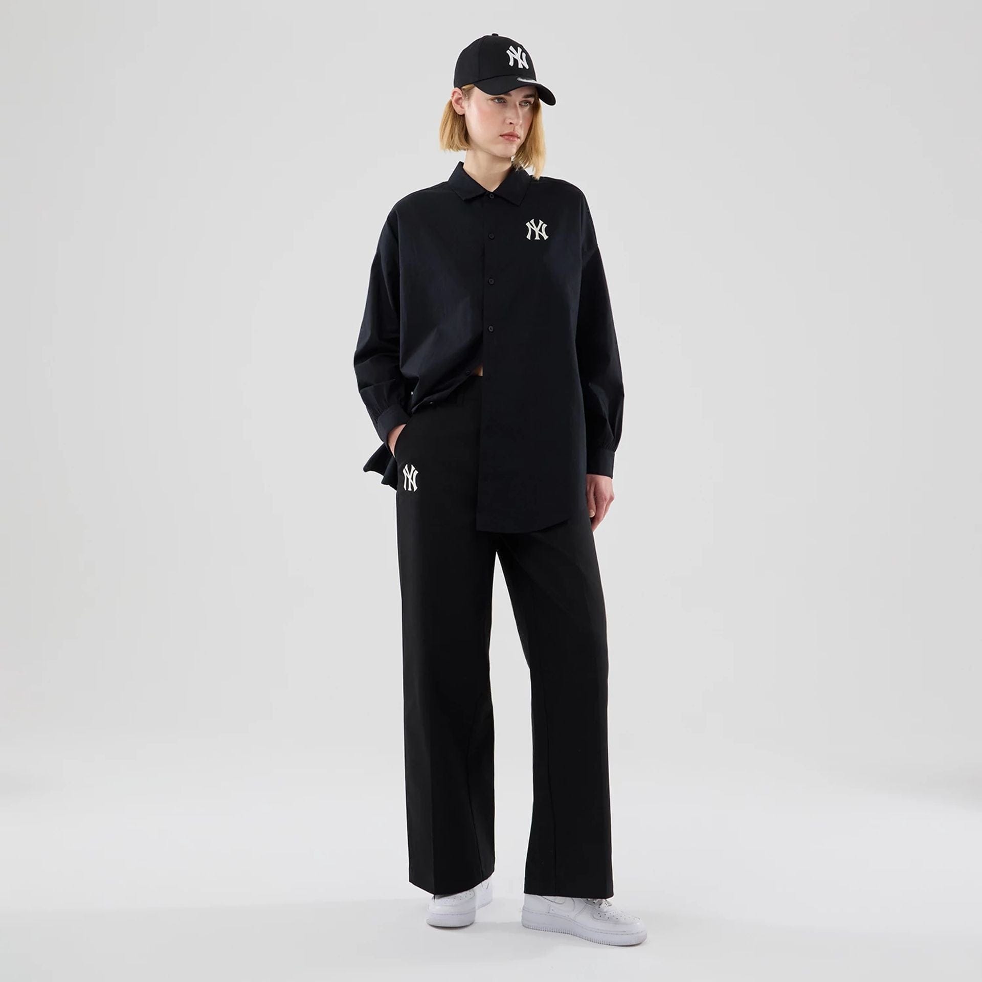 The model is wearing this Womens MLB New York Yankees Chino Trousers in black. 8