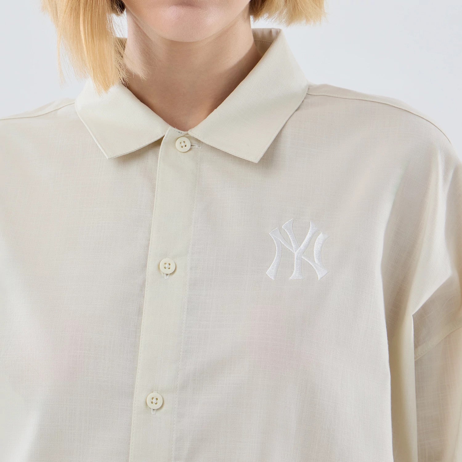 The model is wearing this Womens MLB Shirt New York Yankees Long Sleeve Shirt in cream. 6