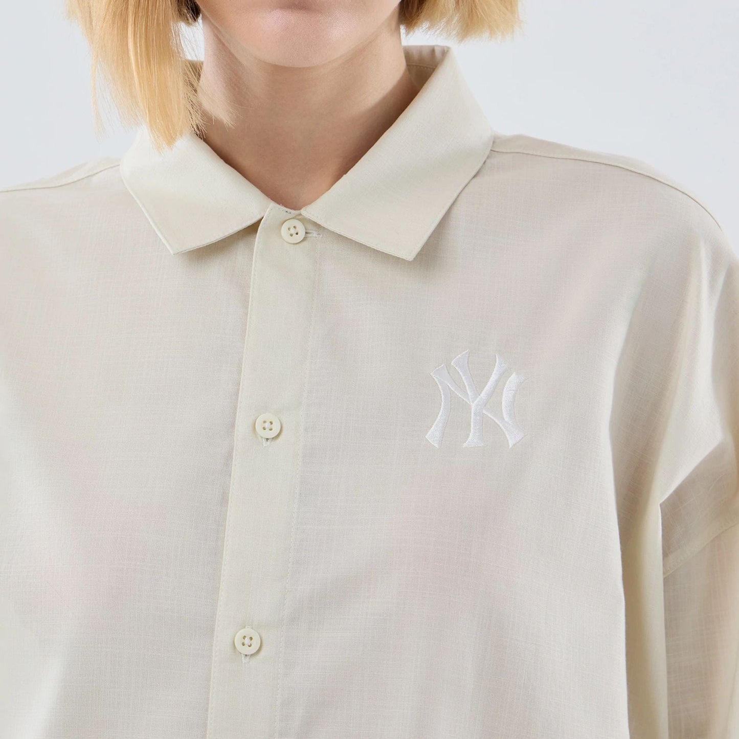 The model is wearing this Womens MLB Shirt New York Yankees Long Sleeve Shirt in cream. 6