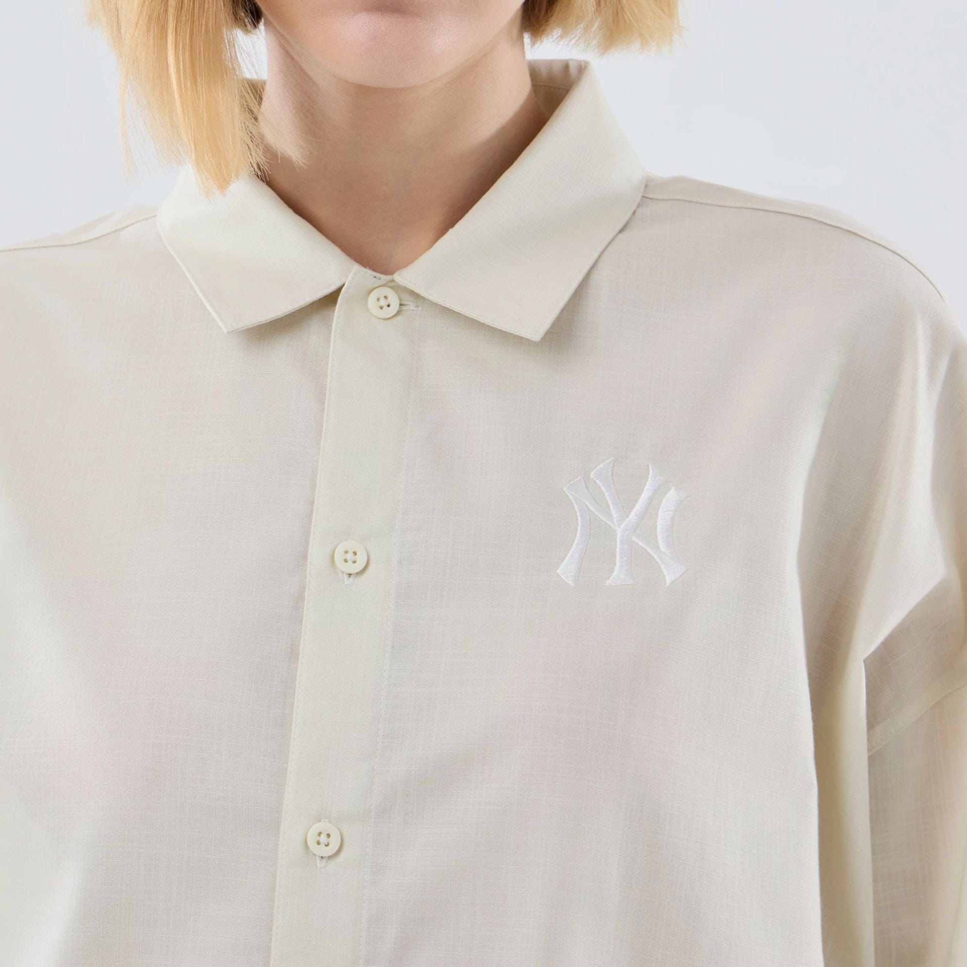The model is wearing this Womens MLB Shirt New York Yankees Long Sleeve Shirt in cream. 6