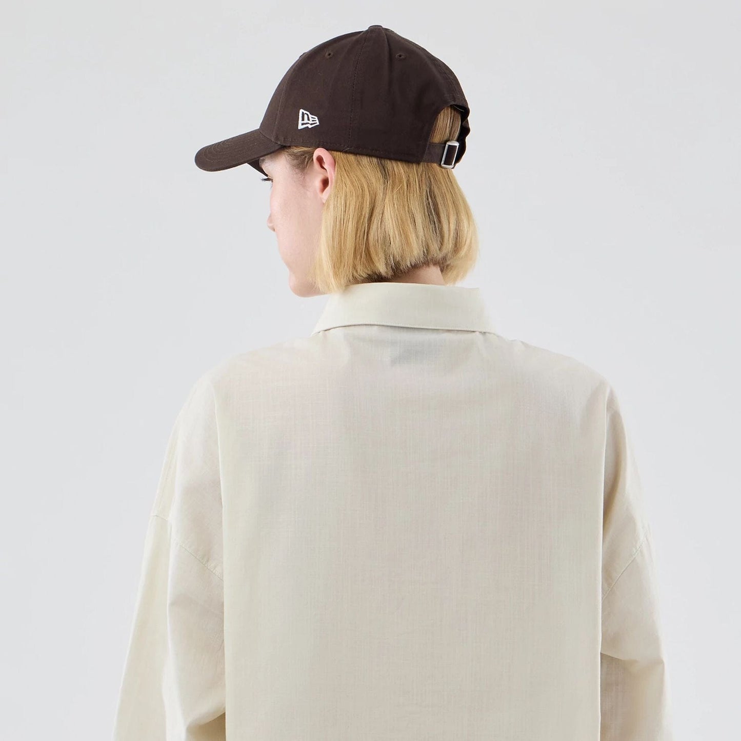 The model is wearing this Womens MLB Shirt New York Yankees Long Sleeve Shirt in cream. 5