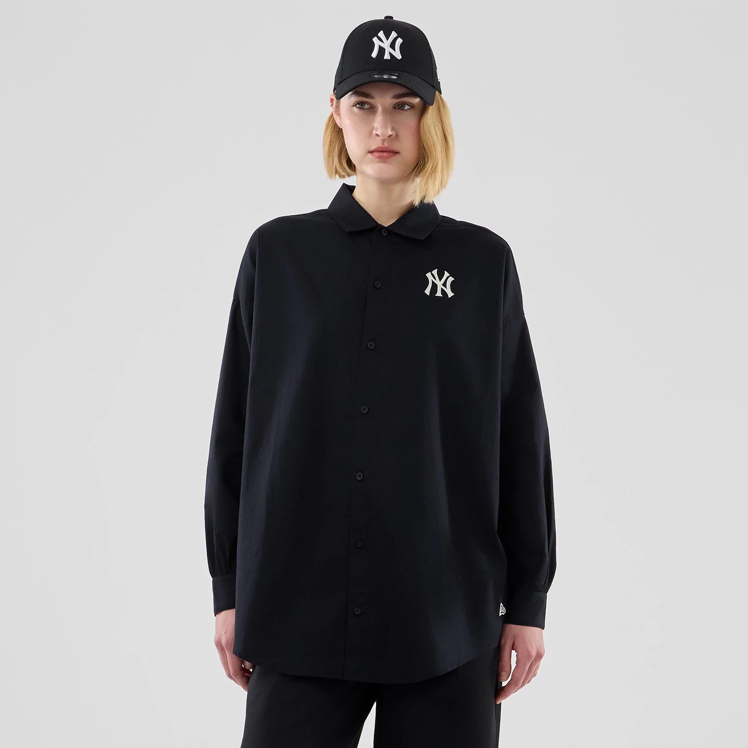 The model is wearing this Womens MLB Shirt New York Yankees Long Sleeve Shirt in black. 1