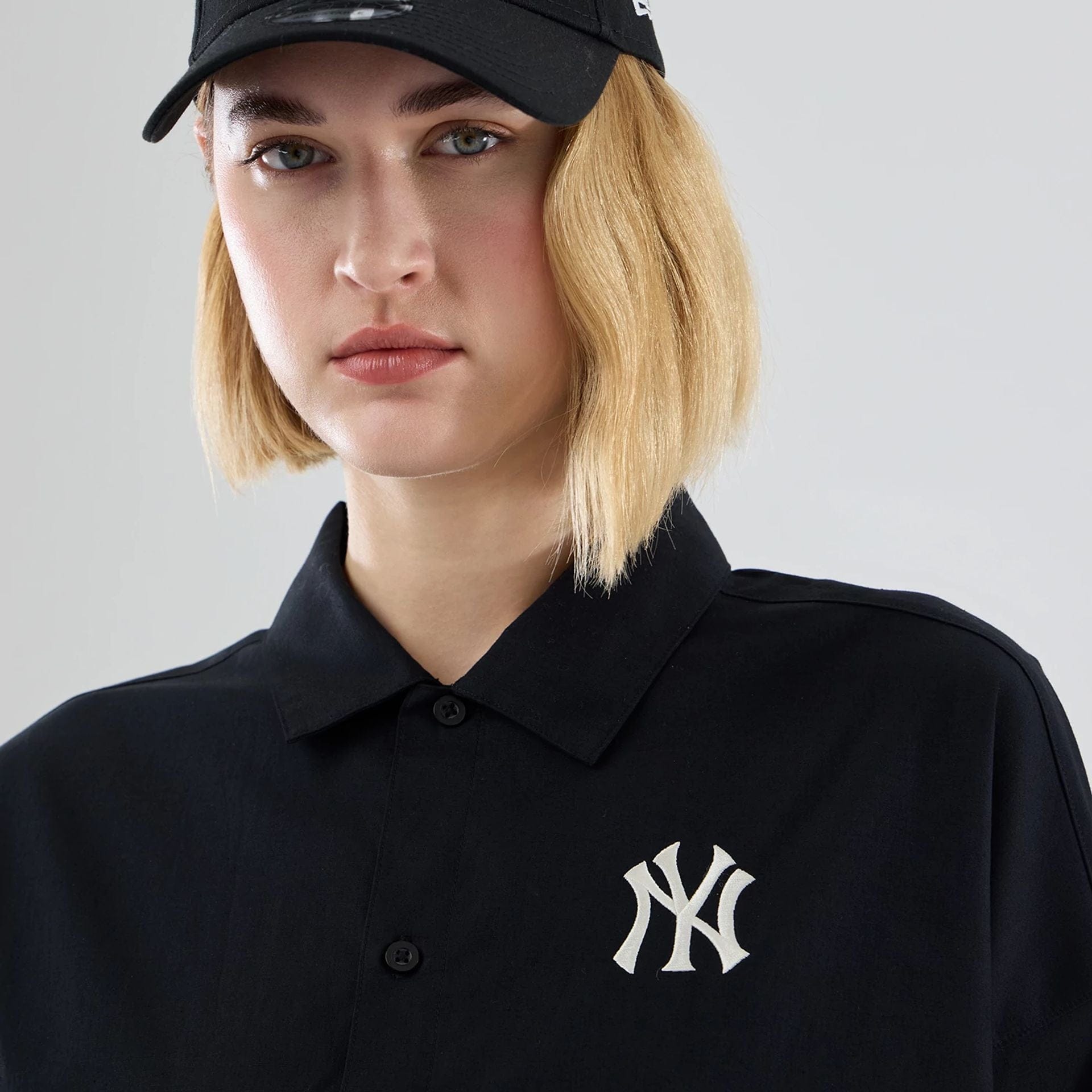 The model is wearing this Womens MLB Shirt New York Yankees Long Sleeve Shirt in black. 6