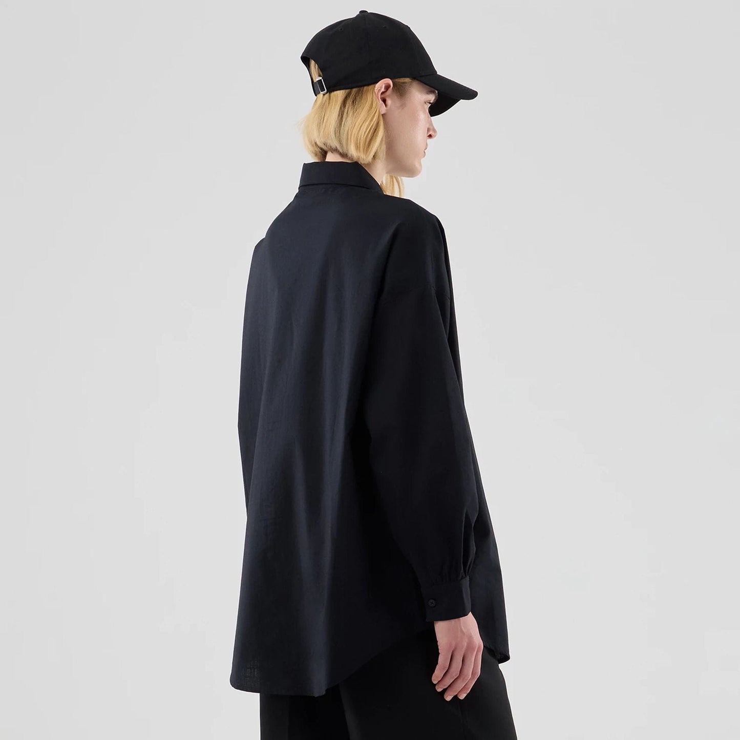 The model is wearing this Womens MLB Shirt New York Yankees Long Sleeve Shirt in black. 7