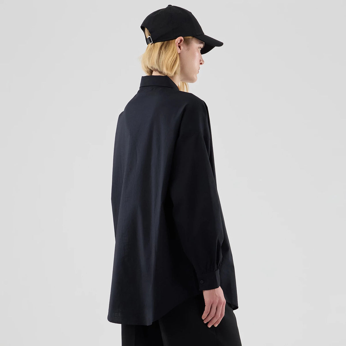 The model is wearing this Womens MLB Shirt New York Yankees Long Sleeve Shirt in black. 7