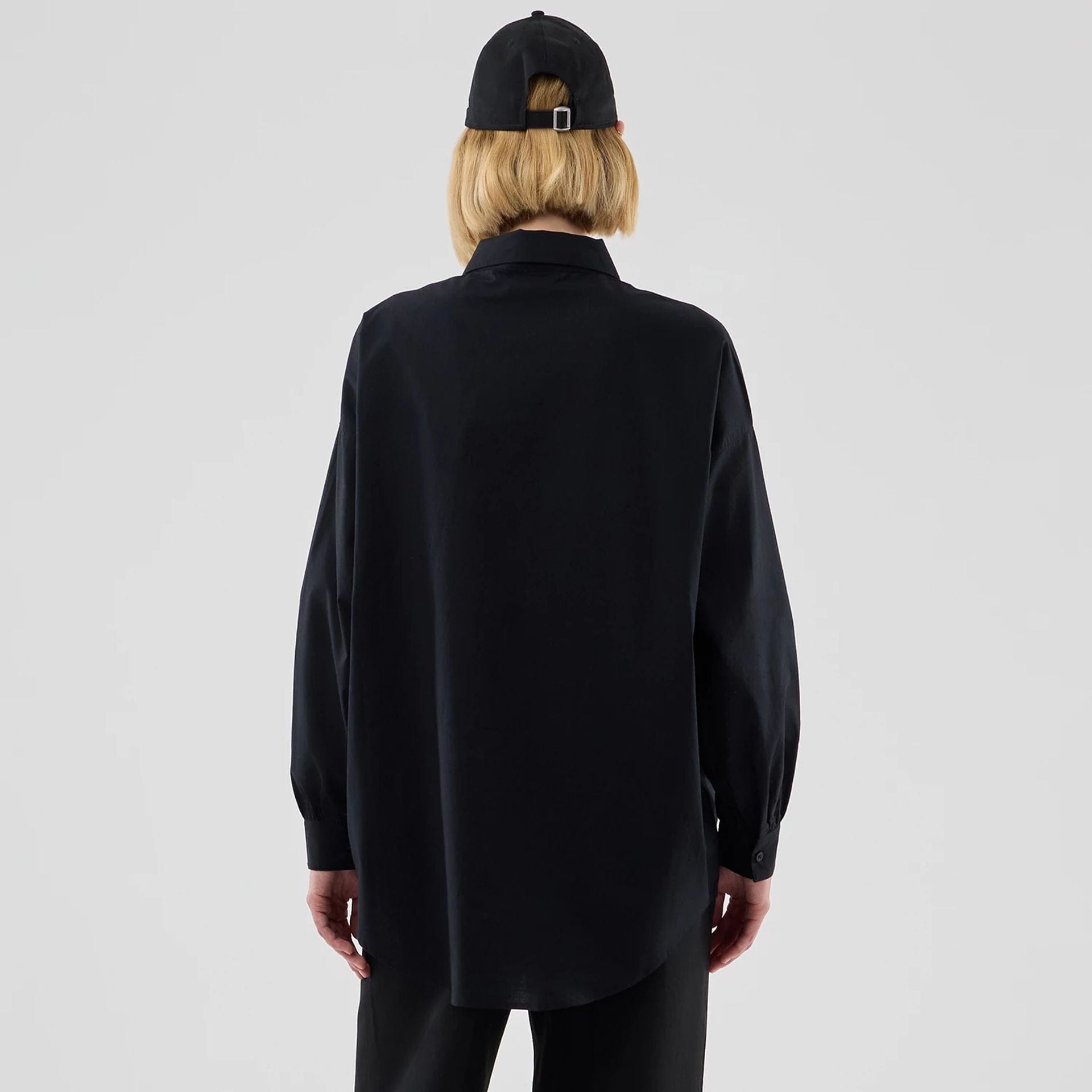 The model is wearing this Womens MLB Shirt New York Yankees Long Sleeve Shirt in black. 2