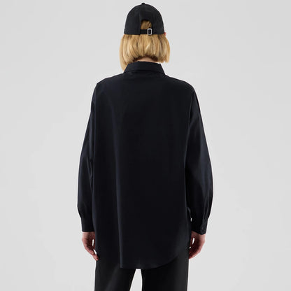 The model is wearing this Womens MLB Shirt New York Yankees Long Sleeve Shirt in black. 2