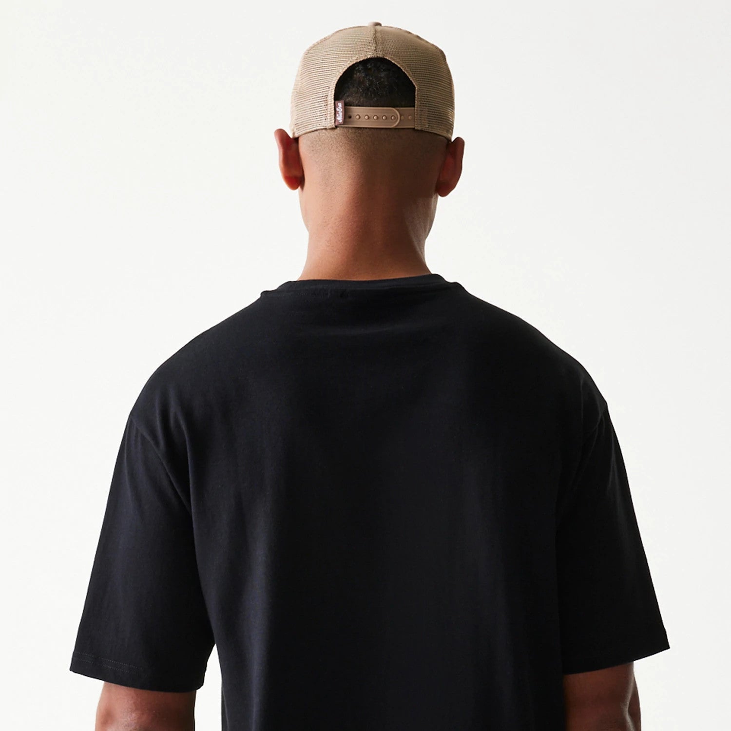 The model is wearing this New Era Heritage Script T-Shirt in black. 7