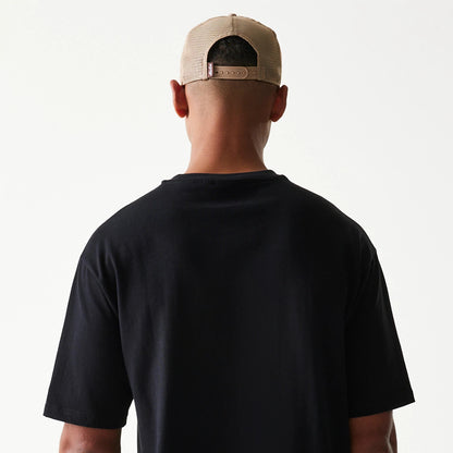 The model is wearing this New Era Heritage Script T-Shirt in black. 7