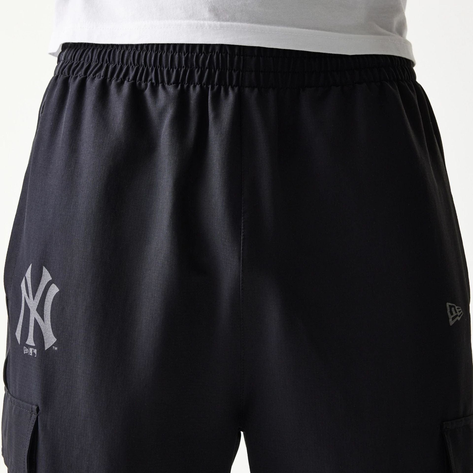 The model is wearing this MLB Utility New York Yankees Straight Leg Cargo Joggers in black. 6