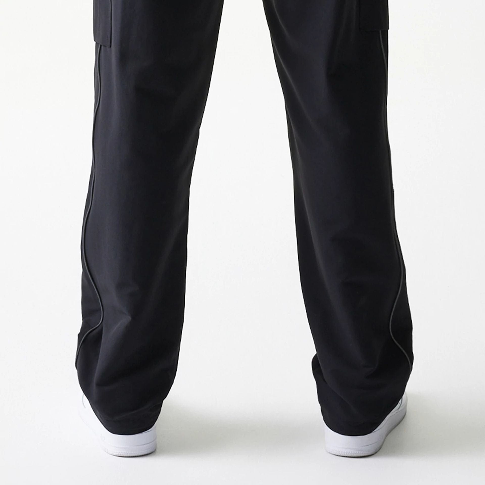 The model is wearing this MLB Utility New York Yankees Straight Leg Cargo Joggers in black. 7