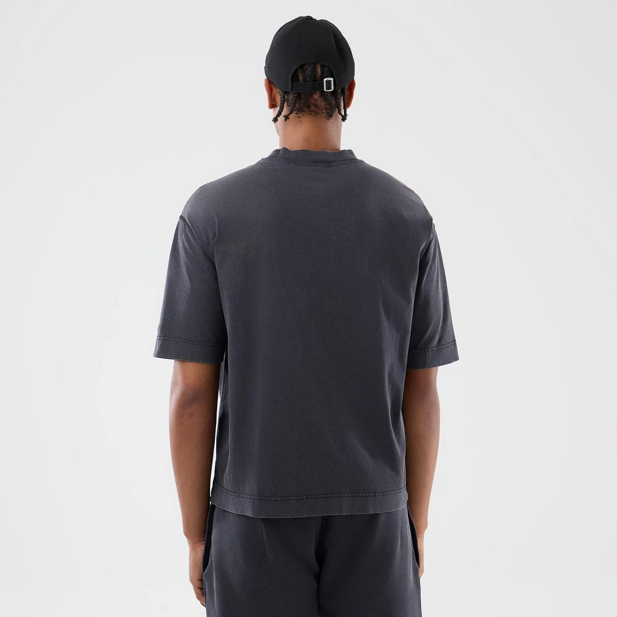 The model is wearing this MLB Washed New York Yankees T-Shirt in black. 2