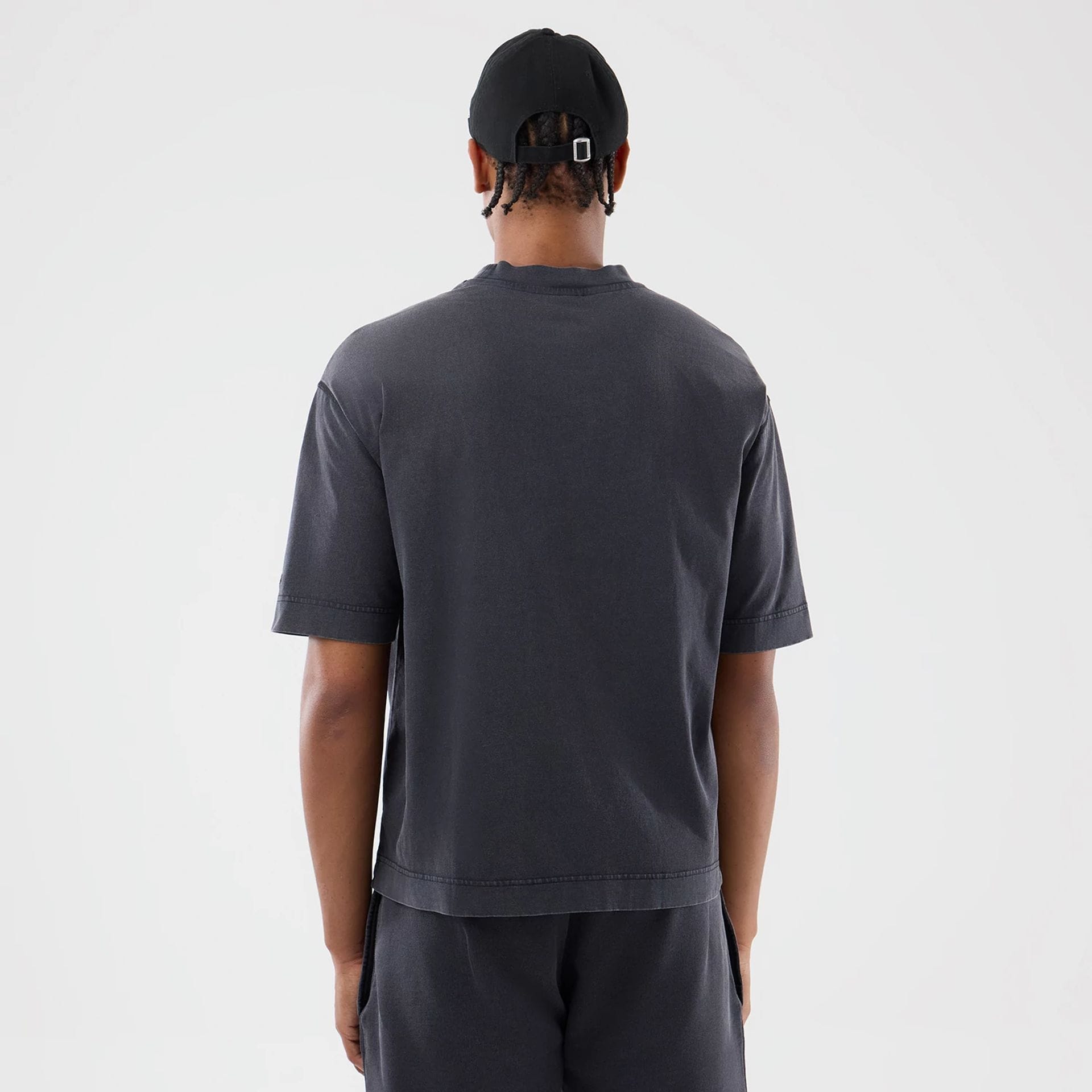 The model is wearing this MLB Washed New York Yankees T-Shirt in black. 2
