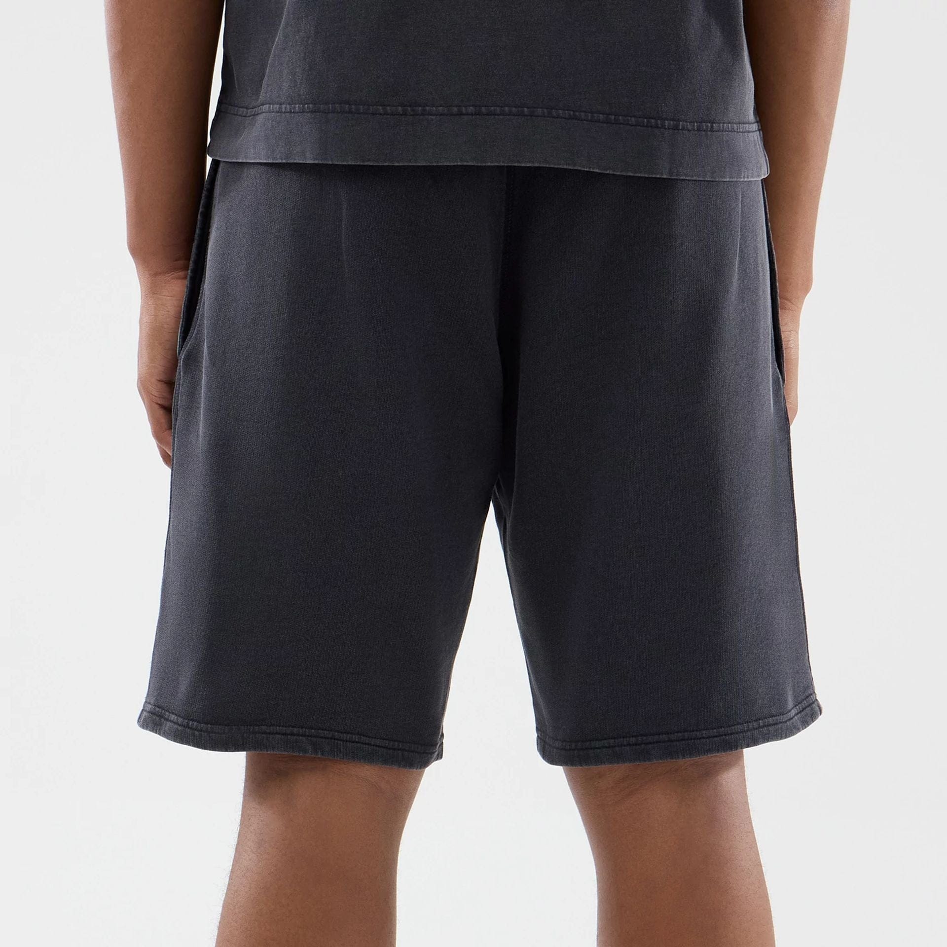The model is wearing this MLB Washed New York Yankees Shorts in black. 6