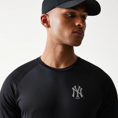 The model is wearing this MLB New York Yankees T-Shirt in black. 4