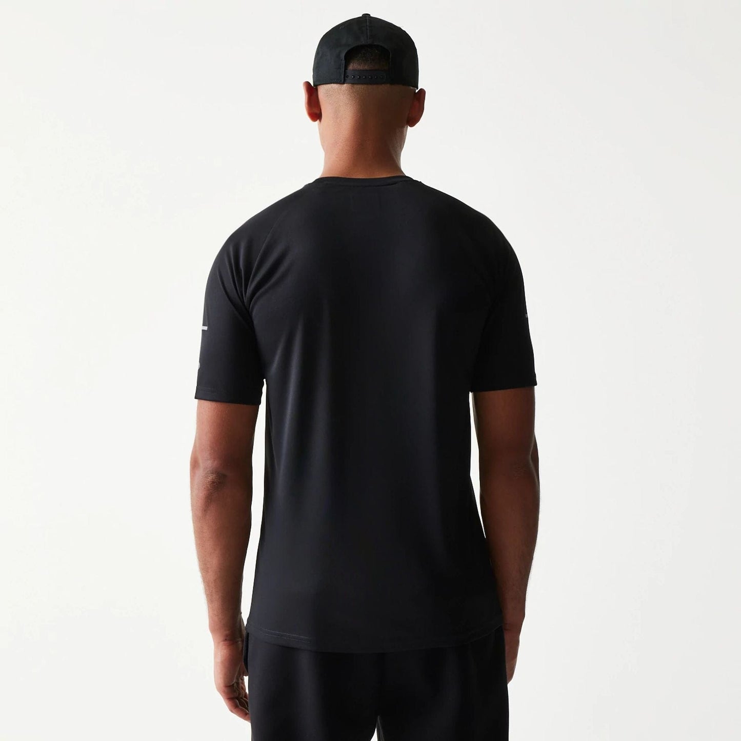 The model is wearing this MLB New York Yankees T-Shirt in black. 2