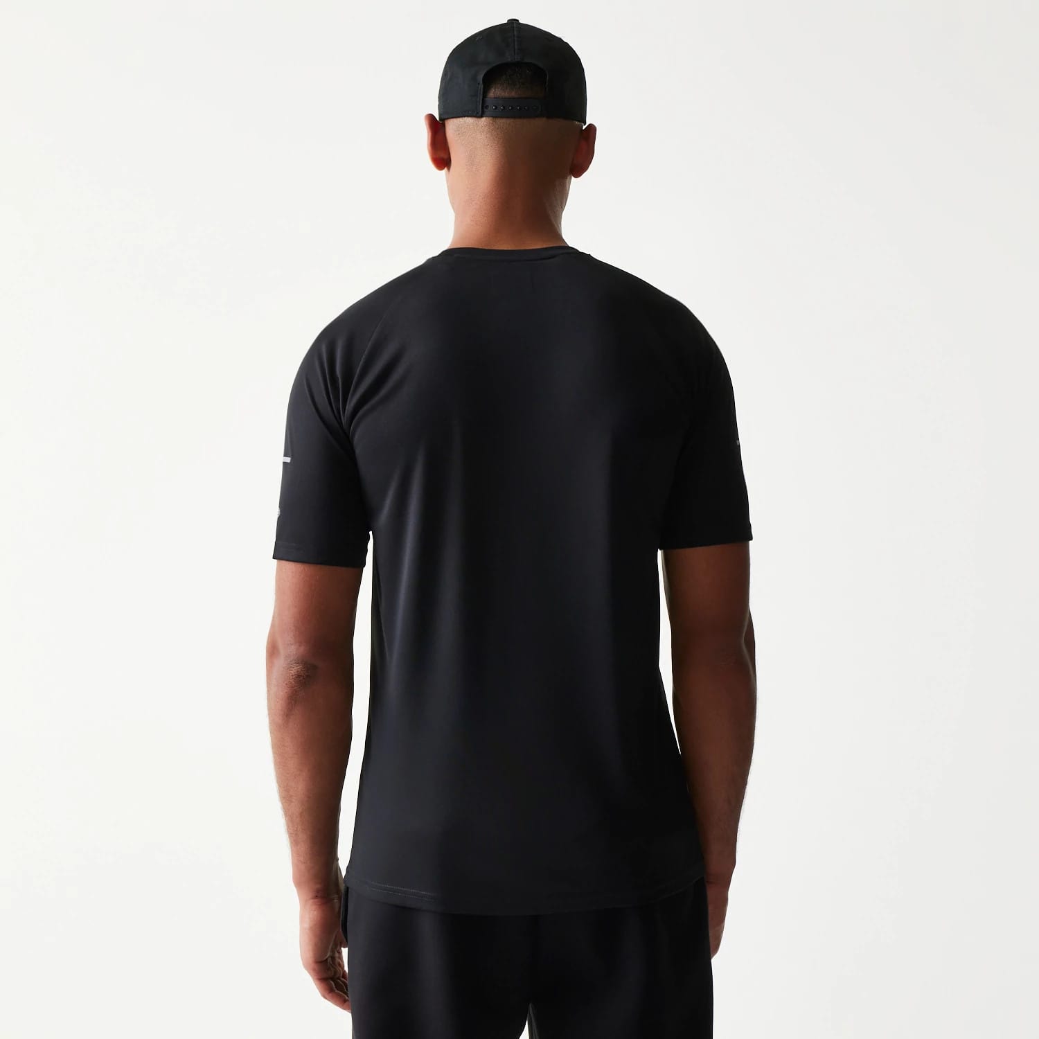 The model is wearing this MLB New York Yankees T-Shirt in black. 2
