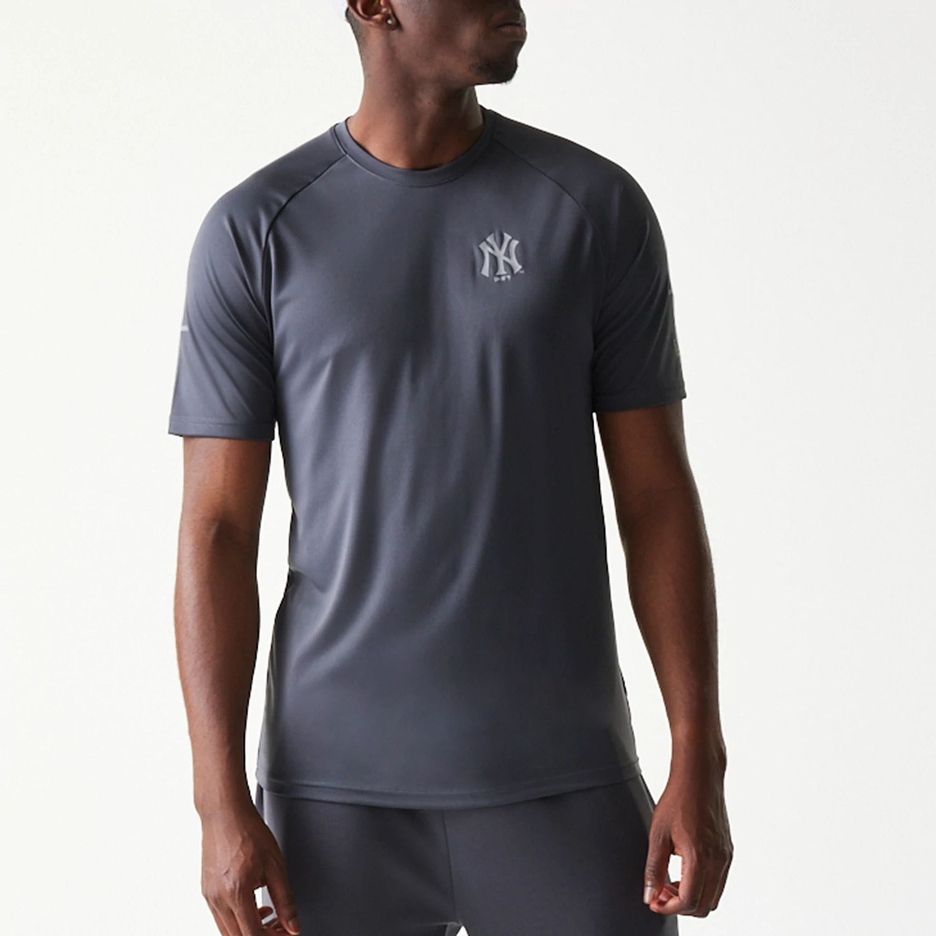 The model is wearing this MLB New York Yankees T-Shirt in dark grey. 3