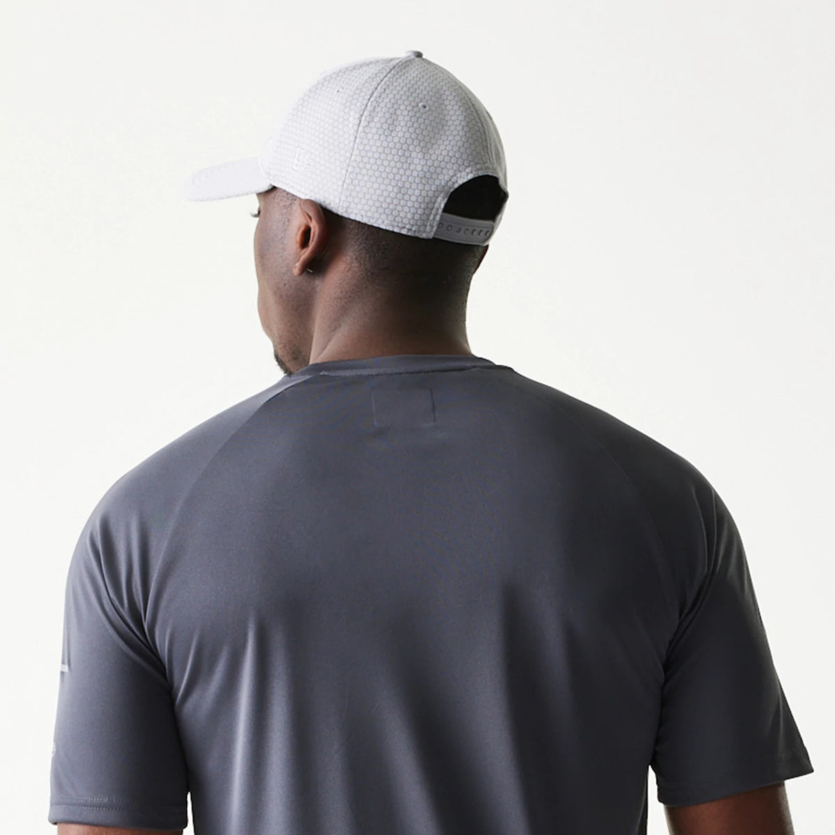 The model is wearing this MLB New York Yankees T-Shirt in dark grey. 7
