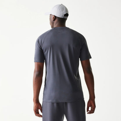 The model is wearing this MLB New York Yankees T-Shirt in dark grey. 2