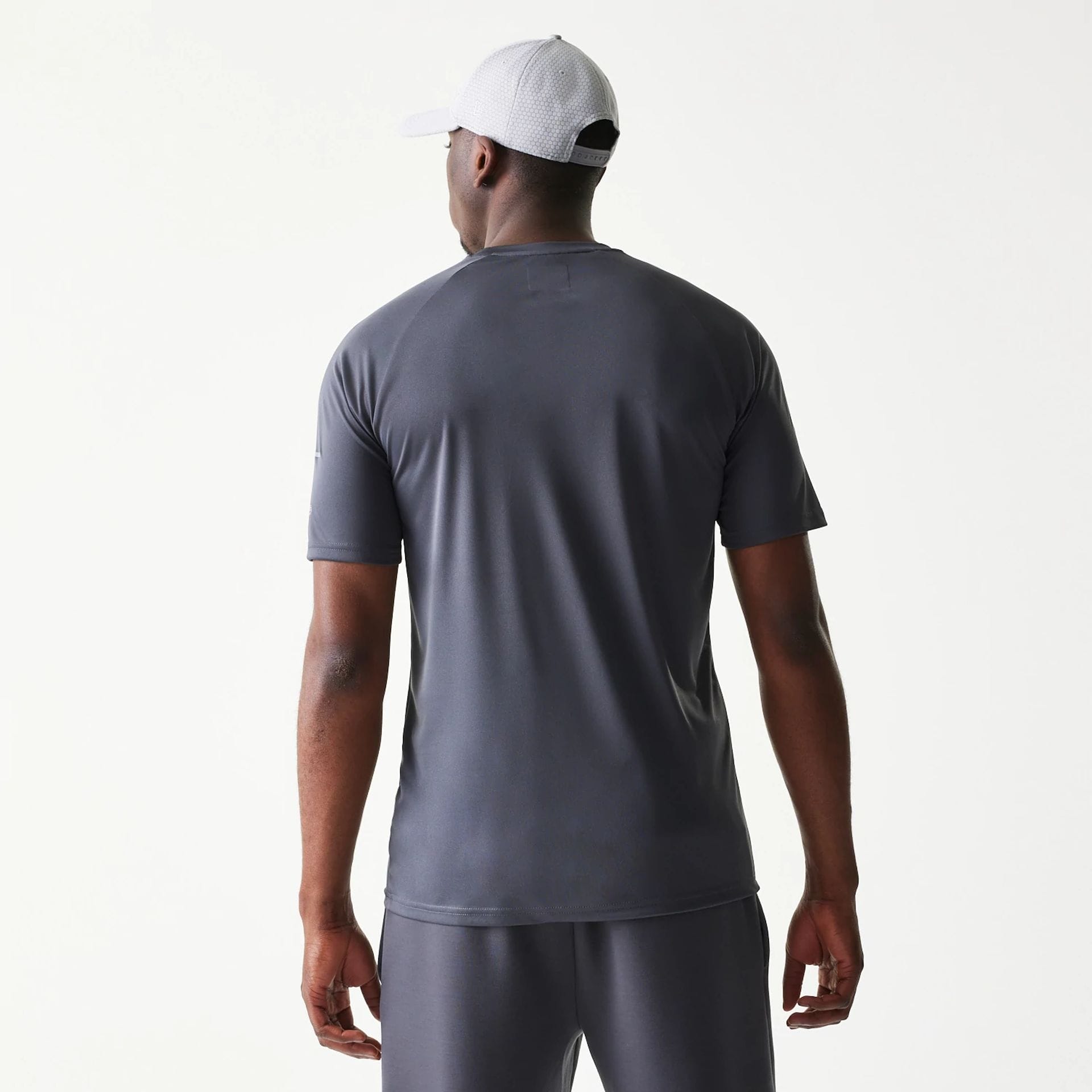 The model is wearing this MLB New York Yankees T-Shirt in dark grey. 2